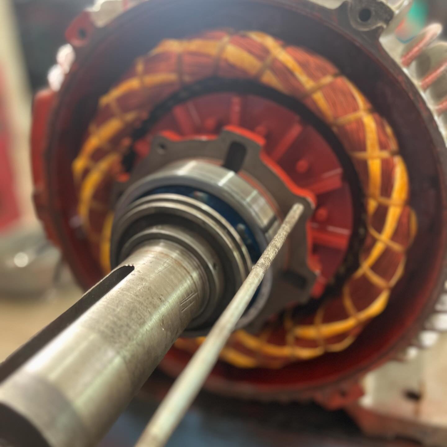 Técnicos de Talleres CyM trabajando con motores eléctricos