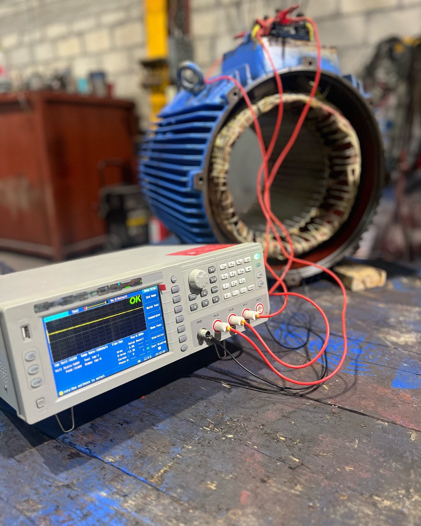 Equipo de Talleres CyM atendiendo maquinaria industrial