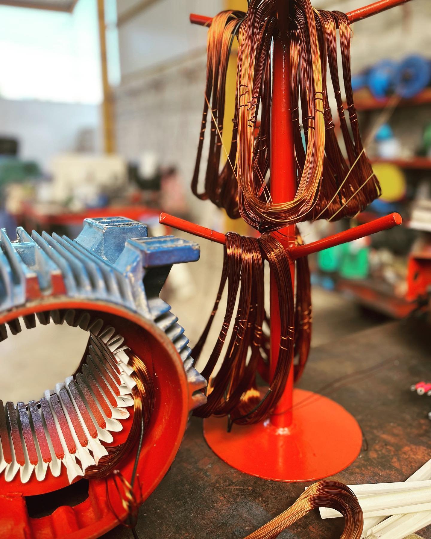 Trabajo técnico de bobinado y reparación de motores en Talleres CyM